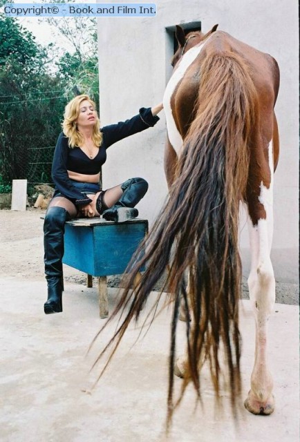 Horse zoo пышнотелая баба делает минет кобыле на зоо фотоснимке